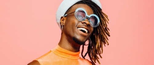 Un chico con gafas y rastas