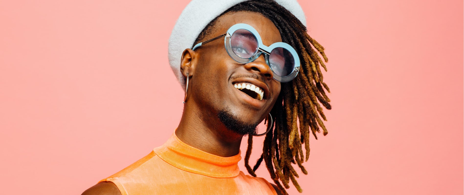 Un chico con gafas y rastas