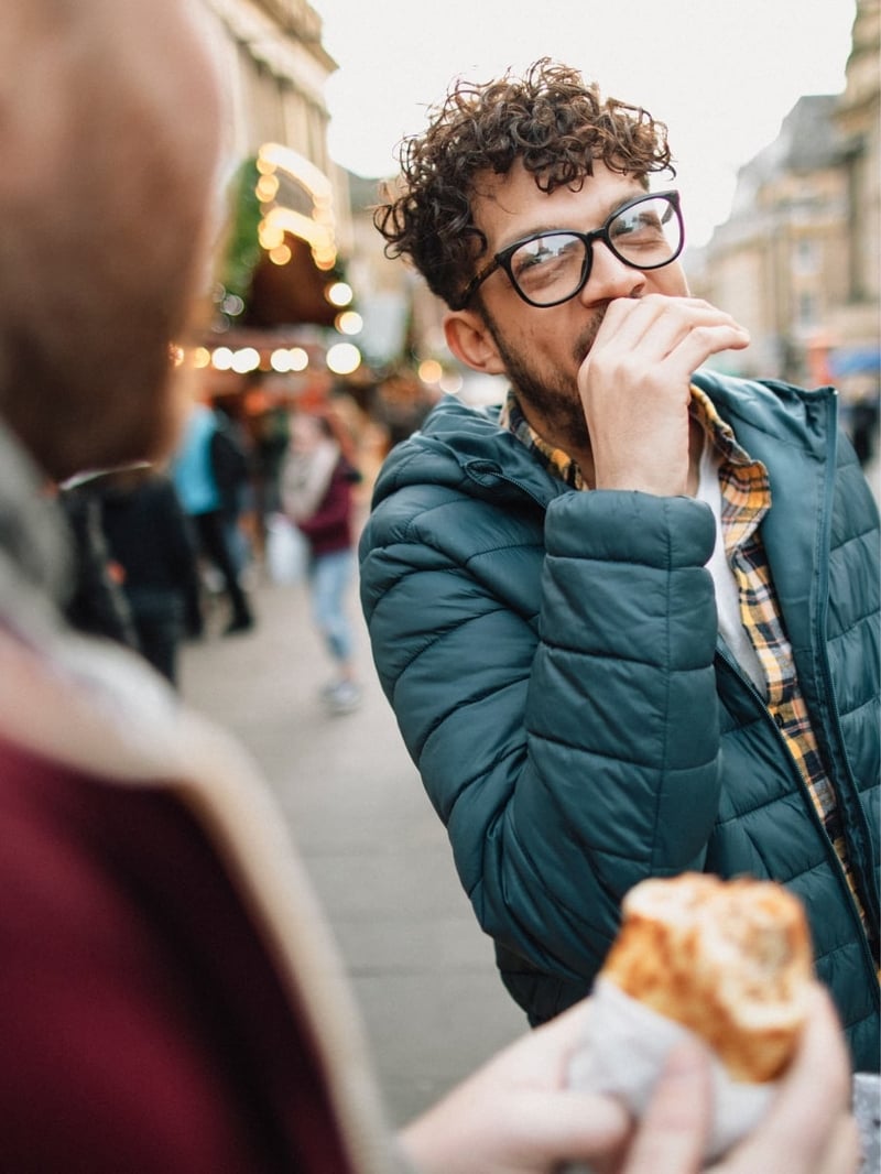 Dos chicos comiendo en la calle