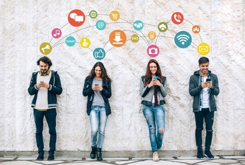 Cuatro personas apoyados en una pared y arriba iconos varios