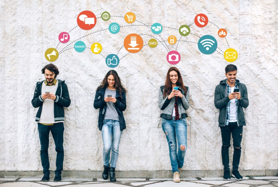 Cuatro personas apoyados en una pared y arriba iconos varios