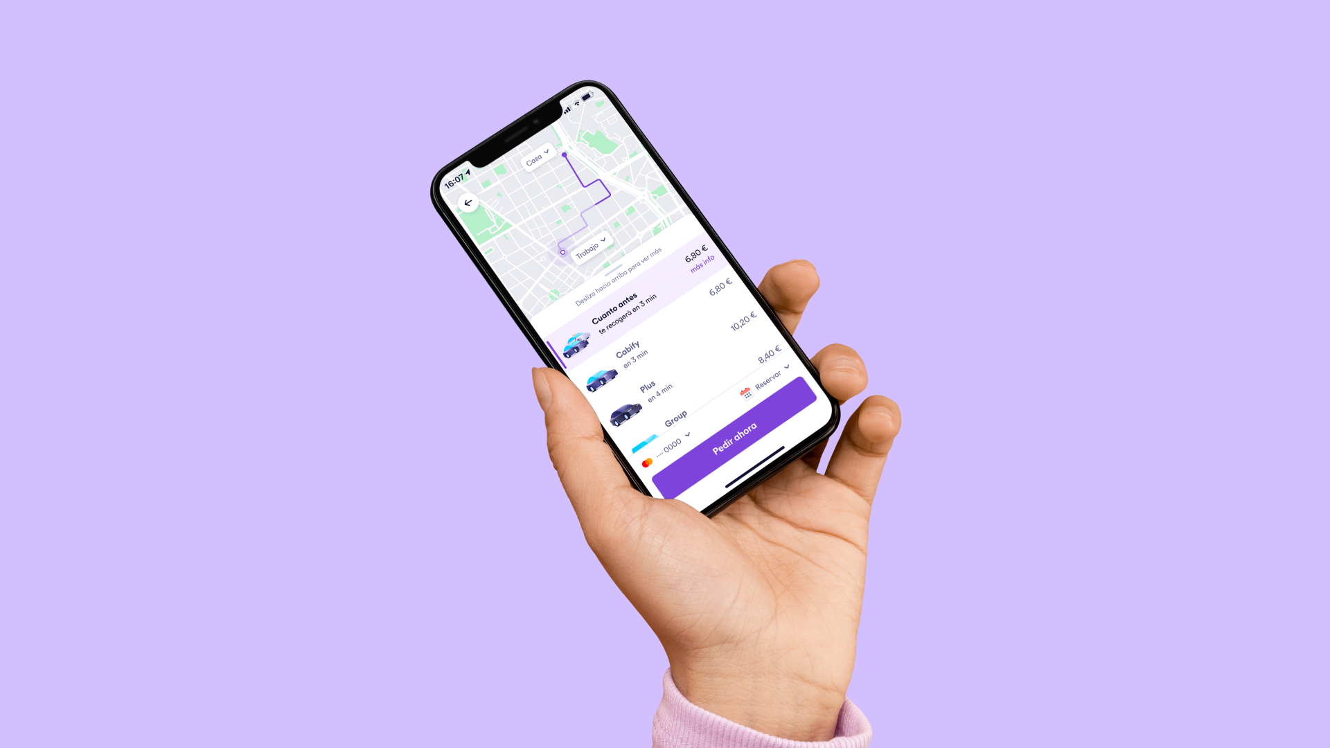 Una mano sostiene un móvil con la app de Cabify