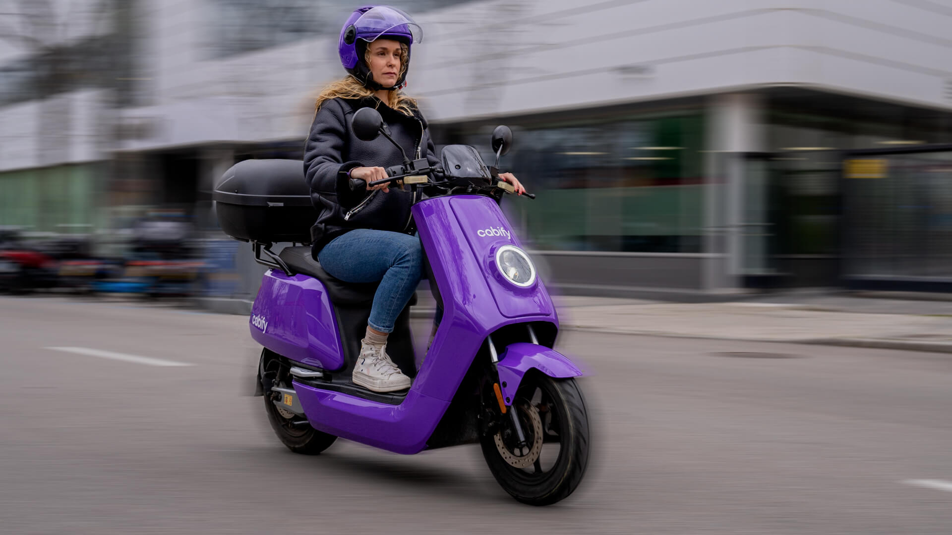 Una mujer conduciendo una moto de Cabify